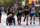 Pokonał maraton pchając wózek z niepełnosprawną mamą. Pobił rekord Guinnessa