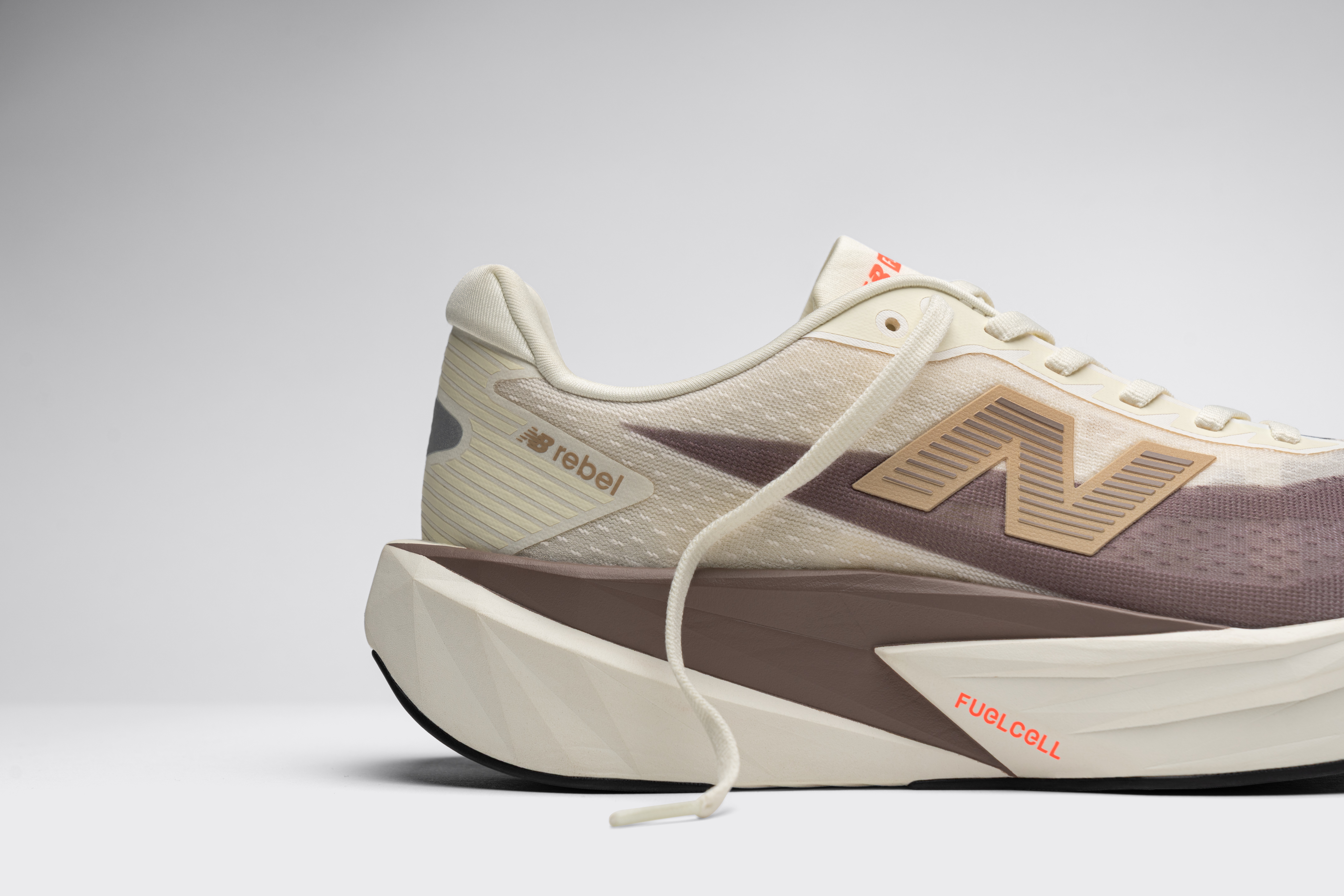 Debiutuje New Balance FuelCell Rebel v5. Wygląda na szybki i taki właśnie jest