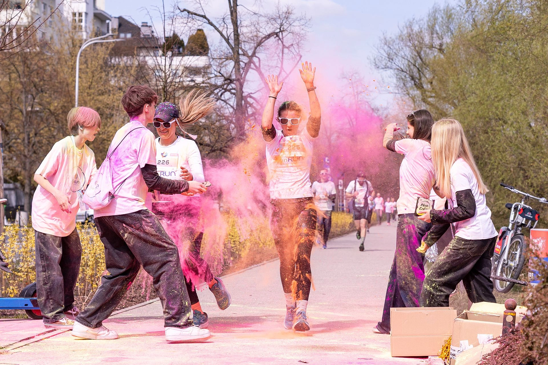 „Biegowe Podcasty” o kolorowym biegu, który niedługo rozświetli Warszawę