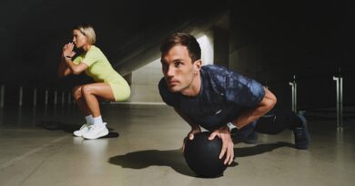 Jakie marki oferują bogaty wybór akcesoriów sportowych?
