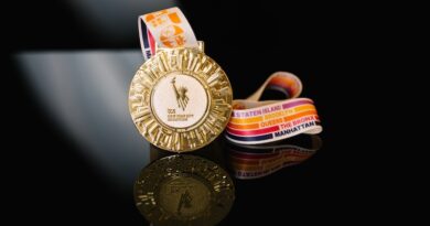 Nowy Jork pokazał medal na jubileuszowy maraton Nowy Jork pokazał medal na jubileuszowy maraton