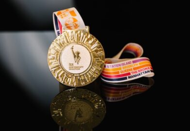Nowy Jork pokazał medal na jubileuszowy maraton Nowy Jork pokazał medal na jubileuszowy maraton